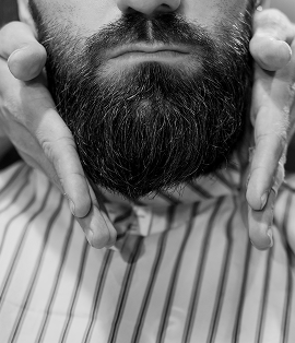 Barbiere al lavoro sulla barba